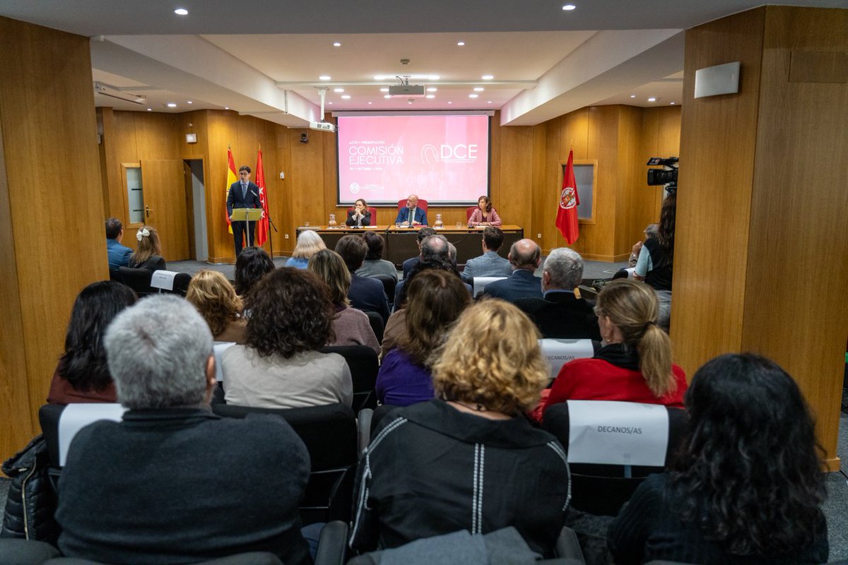 En el día de ayer se presentó la nueva Comisión Ejecutiva de la DCE.

Este equipo (o familia ❤️) está formado por personas con una gran vocación y un fuerte compromiso por mejorar la vida del estudiantado de #LaComplutense 🦢