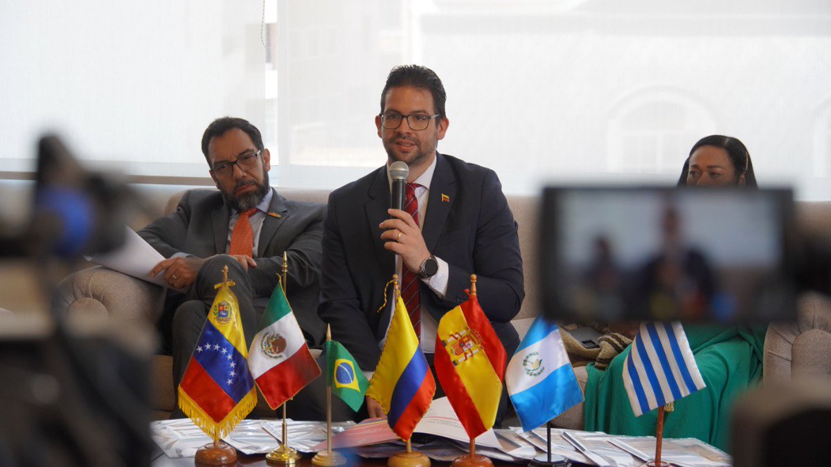 Emb. en Bolivia tweet media