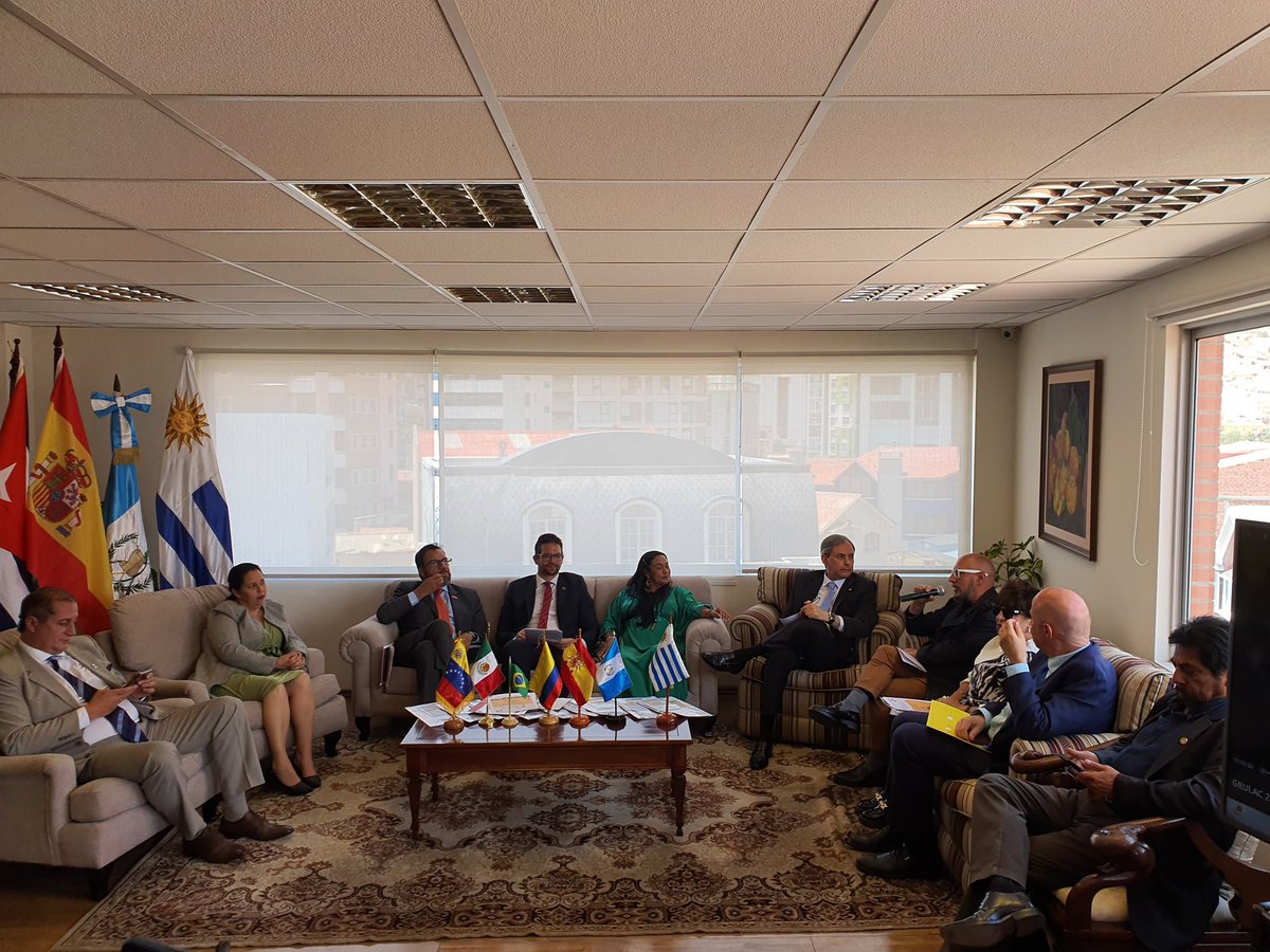 Emb. en Bolivia tweet media