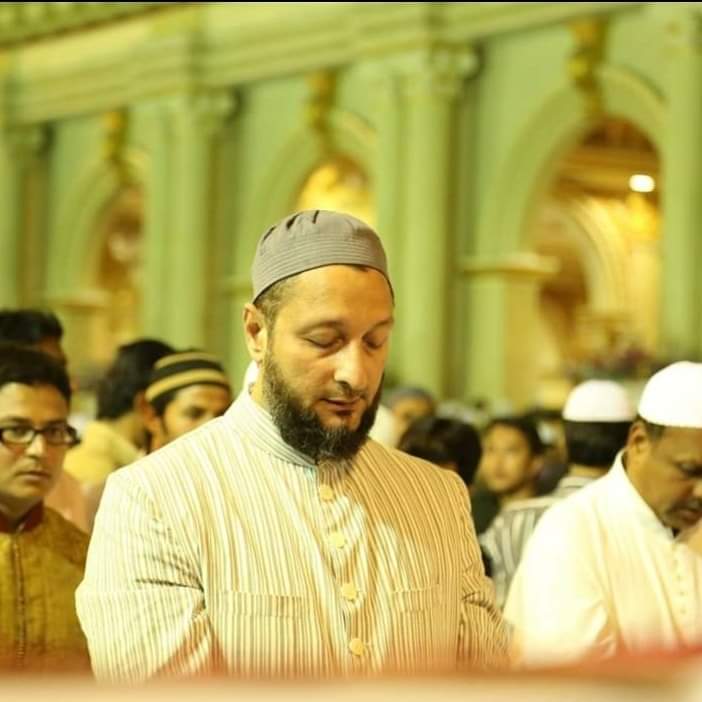 ' हवा अक्सर बुझाने पर तुली रहती है मुझको पर
दिया बनकर हवा के सामने मैं जलता रहता हूं !'

बैरिस्टर <a href="/asadowaisi/">Asaduddin Owaisi</a> साहब