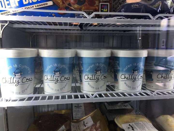 Shop Llandyrnog yn cefnogi busnesau lleol Llandyrnog Shop supporting local businesses <a href="/chilly_cow/">Chilly Cow Ice Cream</a> <a href="/brynskitchen/">Bryn Williams</a> <a href="/Brynwchef/">Bryn Williams</a>