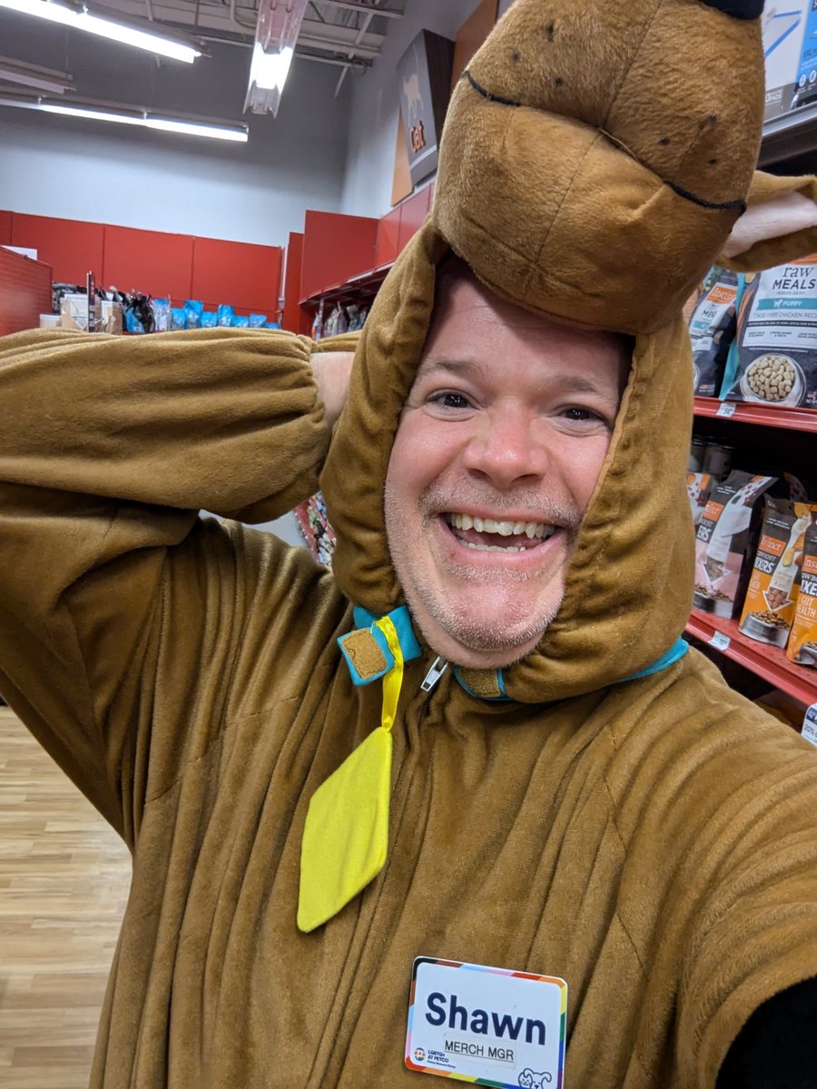 Happy Halloween!! I'm having a grand time at Petco today.