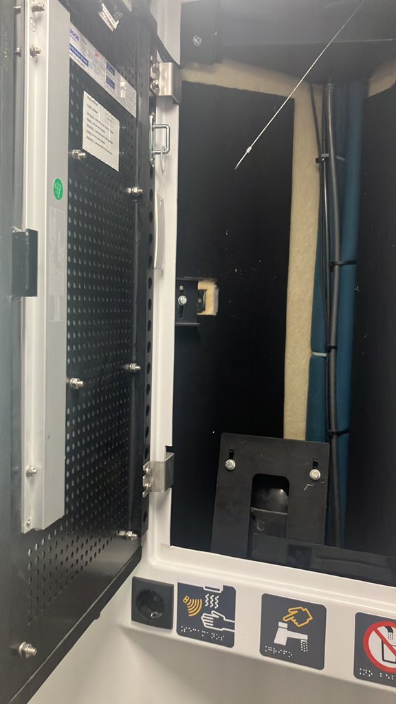 Mi experiencia con los nuevos S106 que he usado es mala. 
P.e: Subir al tren y encontrarte ventanas rotas, armarios técnicos (que pueden revestir peligrosidad) abiertos y nadie en el tren a quien reportar. 
Mal diseño, mejorable servicio público y cuestionable inversión pública.