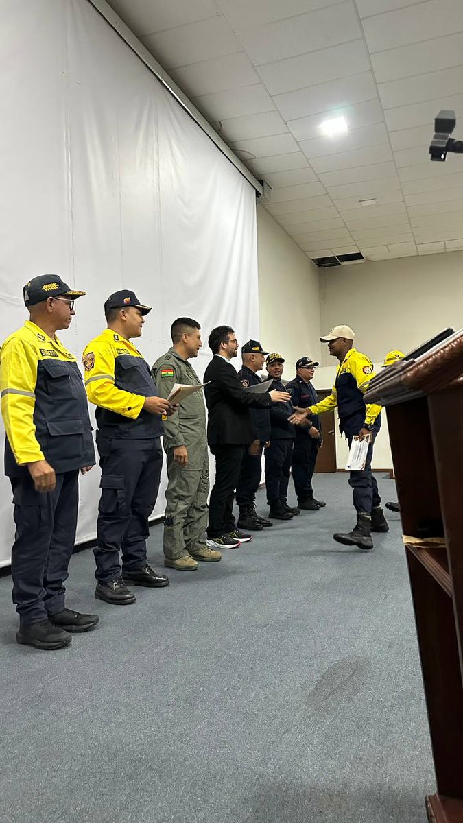 Emb. en Bolivia tweet media