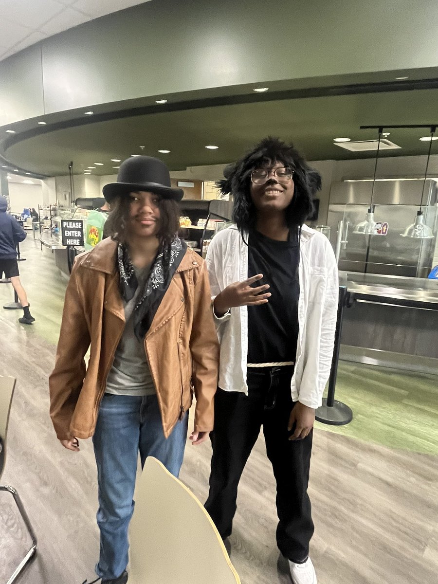 More Halloween spirit at MMS 🎃 <a href="/MMSOurHouse/">Paul Destino</a> <a href="/MMSOurHouseAP/">Jacquelyn McLaughlin</a>