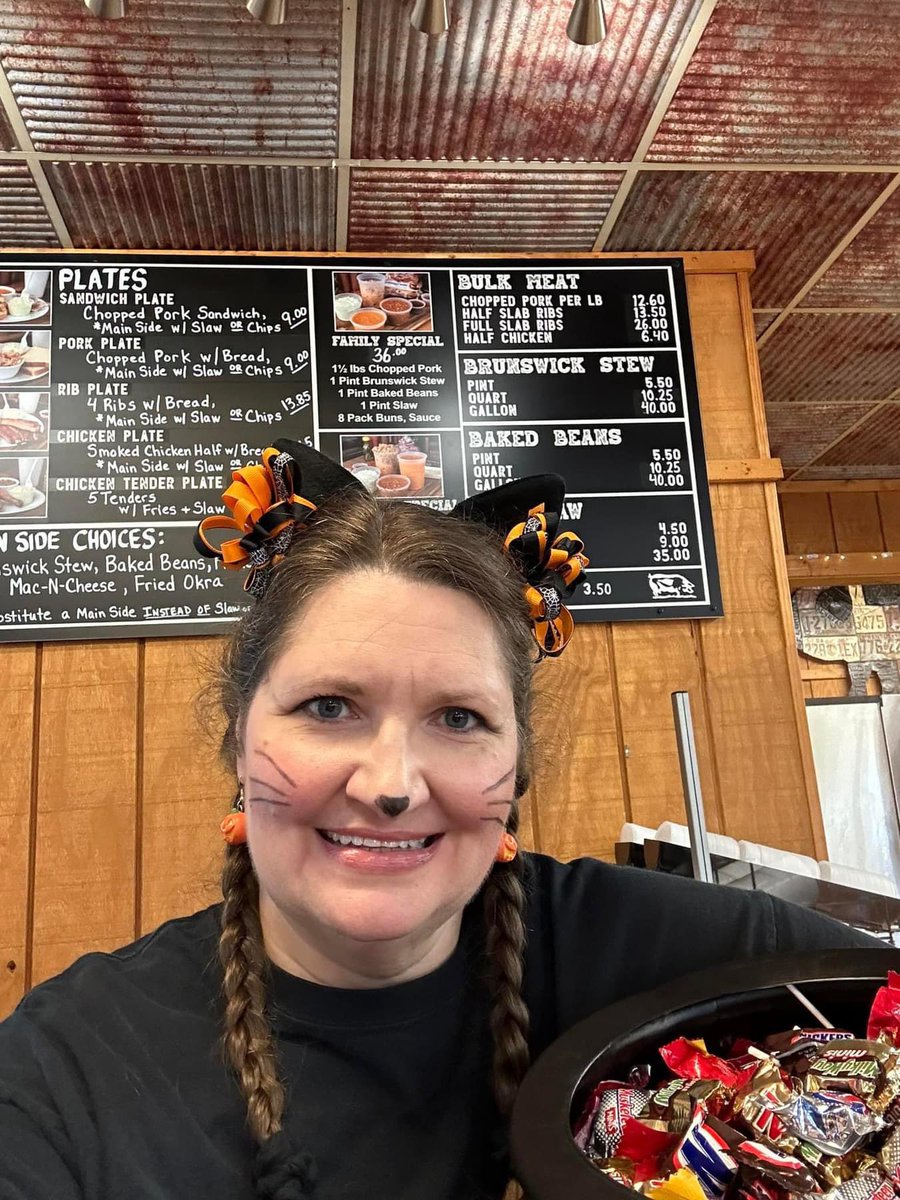 Our Athens Georgia crew is ready for Halloween! #FreshAirBBQ 

🎃First stop tonight…Fresh Air BBQ. 🎃Grab a quick dinner before you trick-or-treat &amp; start your treat bag here!🎃 OPEN 11AM-7PM