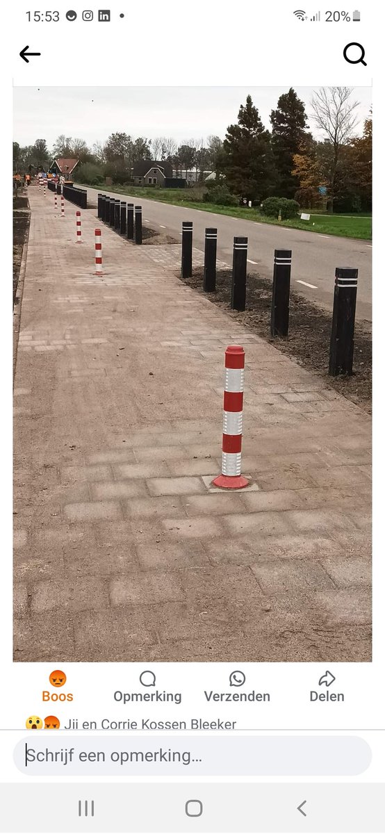 In Graft de Rijp zijn ze gek op rood-witte paaltjes op een voet-fietspad.  En gek op zwarte paaltjes. <a href="/gemeentealkmaar/">Gemeente Alkmaar</a> . Dit kan toch niet de bedoeling zijn?