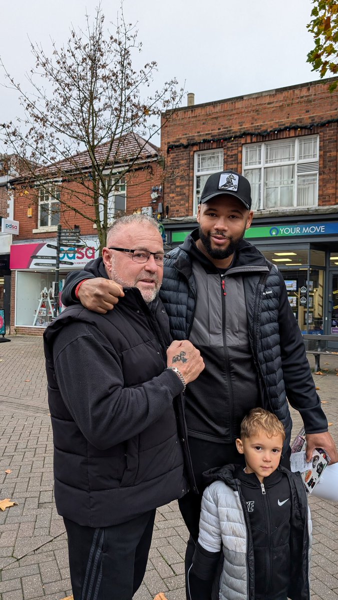 Walking through Swadlincote town centre bumped into Big Frazer Clarke 🥊@frazerclarke