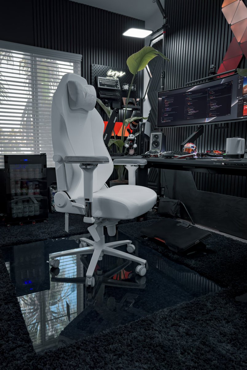 fabianzelayahn's tweet photo. @secretlabchairs Thank you, Secretlab, for the TITAN Evo NanoGen™ Edition! The perfect blend of softness and support from the NanoGen Hybrid Leatherette and NanoFoam Composite takes comfort to a whole new level!! 🤯🤩. The Pure White finish ties my setup together beautifully! 👌🏽🙌🏽🔥 https://t.co/WVeyX1Lnyw