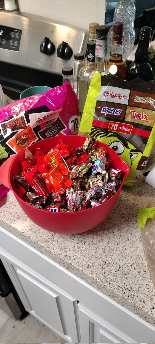 _RayRedWolf_'s tweet photo. Got the Halloween candy bowl ready for tonight 😁🎃👻

#HappyHalloween2024 #furry #furryfandom https://t.co/VcOofBp1H2