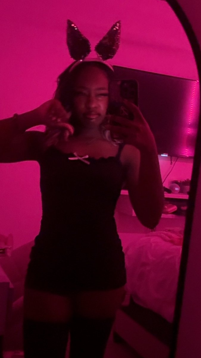 k_aiaaa's tweet photo. happy halloween babes 💋🩸 https://t.co/0PxczzXW9w