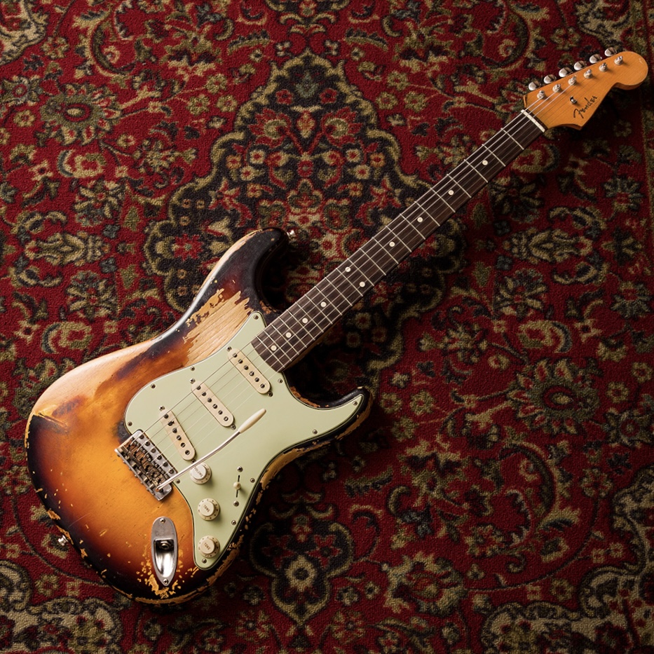 ChiliPeppers's tweet image. Introducing the @Fender Custom Shop Limited Edition Masterbuilt John Frusciante Stratocaster!!

For a limited run, Masterbuilder Paul Waller replicated John’s Strat with all of the dings, dents and scars that cover this infamous guitar. It features a set of three ’60s-style Strat…