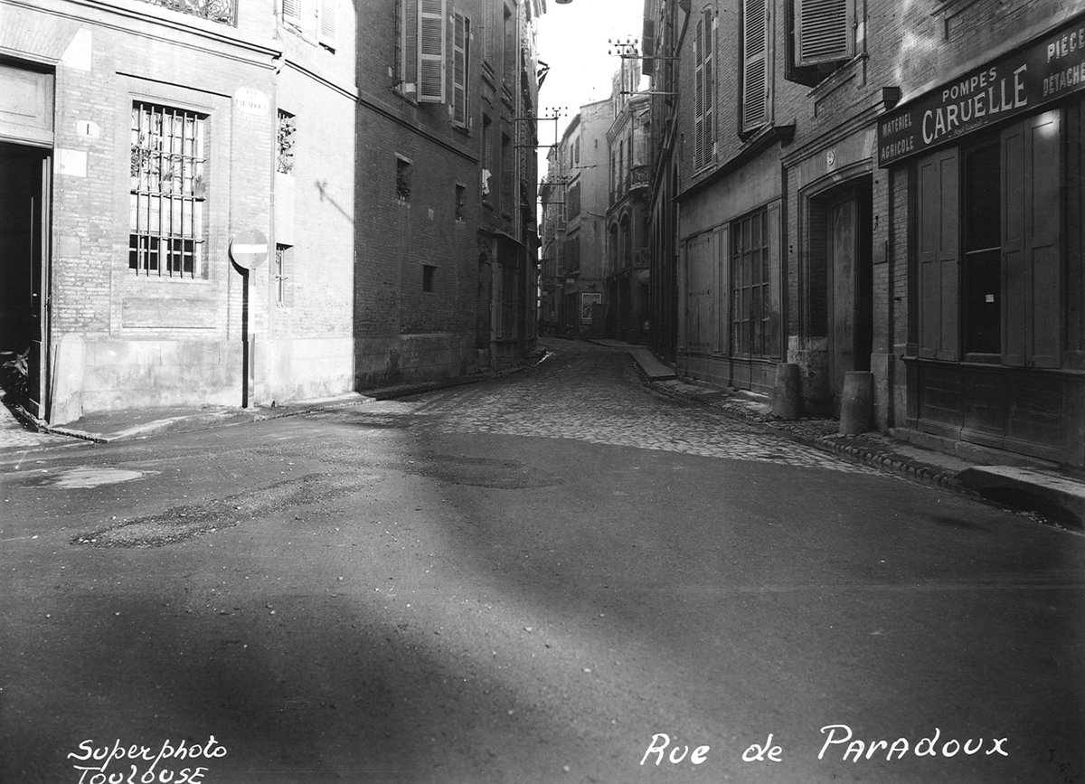 #Métiersderue
La rue des Paradoux, vient de l’occitan parador qui désigne les pareurs de draps, présents dans la rue depuis le Moyen Âge.Aux 13e et 14e siècles au carrefour de la rue des Paradoux et la rue du Coq d’Inde, se trouve un puits public nommé puits des paradors
📸2Fi437