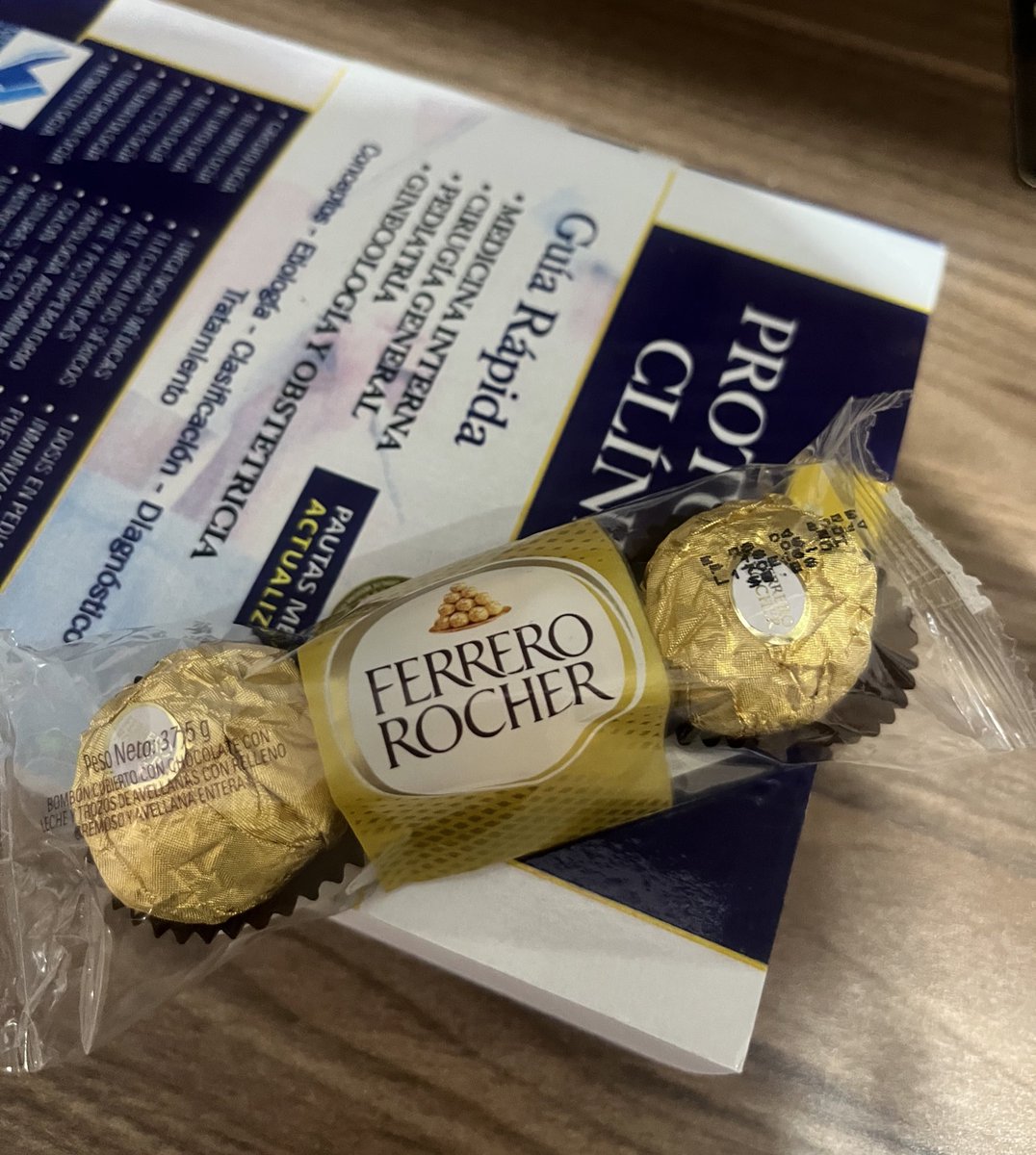 dmilenkaa's tweet photo. destruida física y sobre todo mentalmente, pero ahí entra mi papá, el primer (y casi que único) buen hombre que tengo en mi vida, dándome un chocolate y un libro por el primer día de externado 🩷 https://t.co/JkIcHRsKYz