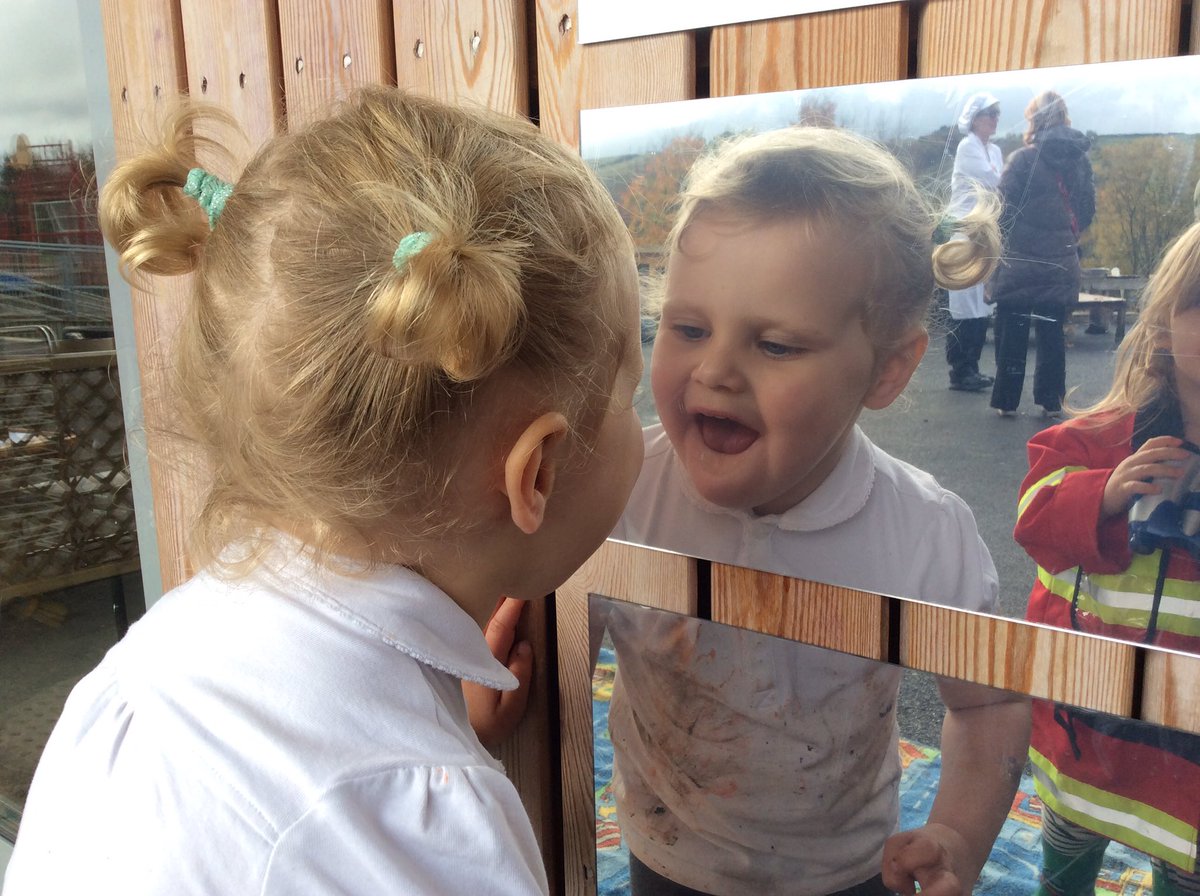 The children in the 2’s room have been exploring our features. We have been using the outdoor mirrors to identify our hair and eye colour👀 We made a list to see what colours where the most common in our room👁 The children loved making funny faces too😋😎