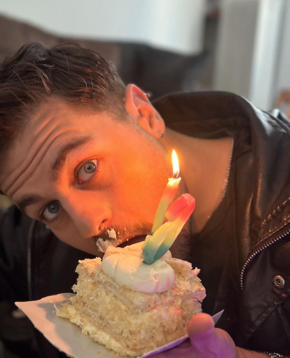itsjoy_99's tweet photo. Birthday boy 🎂🤍

#sotirisgz✨🪐 #famestorygr https://t.co/eKMxlkYniW