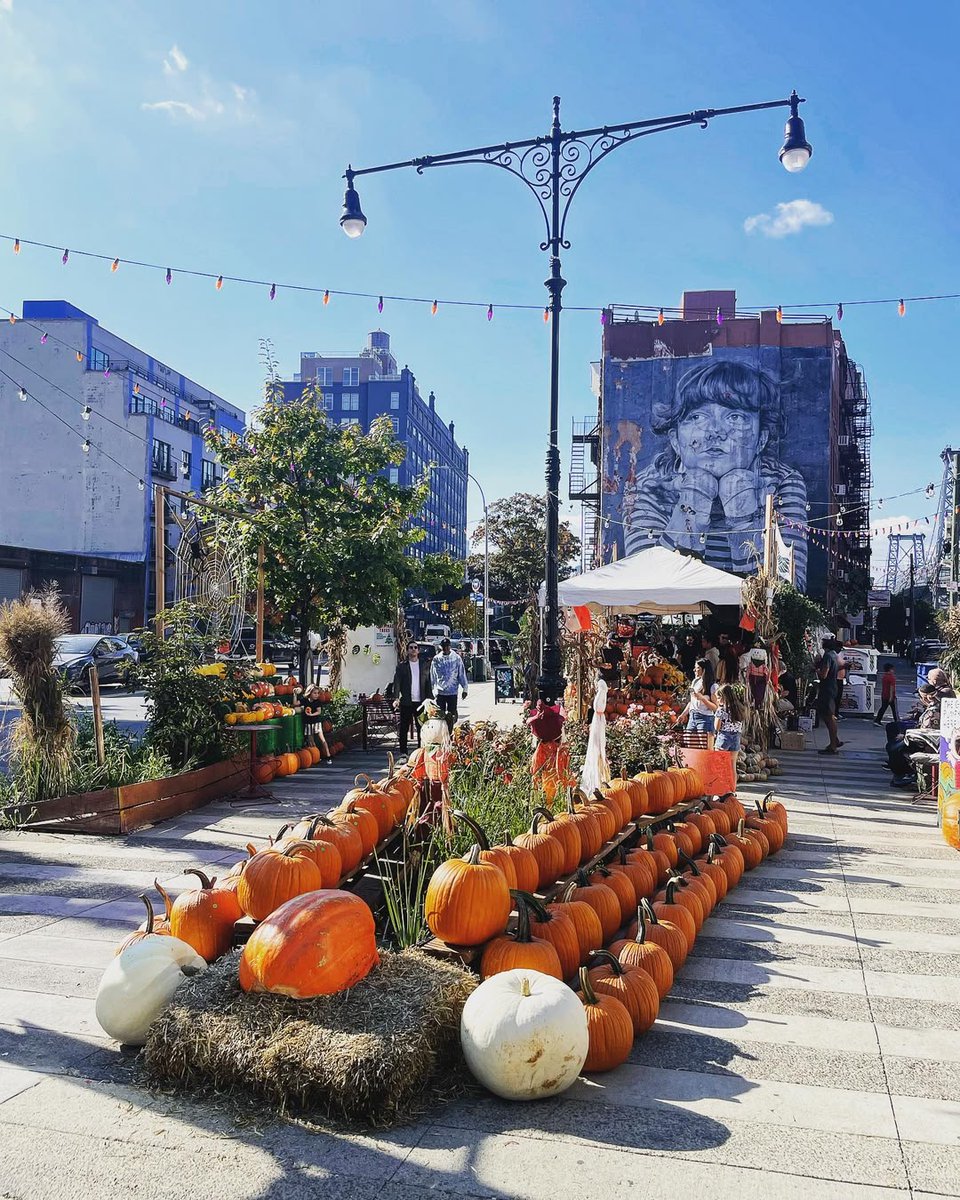 Halloween in Williamsburg hits different—good vibes, great costumes, and all the spooky fun! 🎃 Happy Halloween from 25 Kent. Stay safe and enjoy! 

📸: williamsburg.nyc
