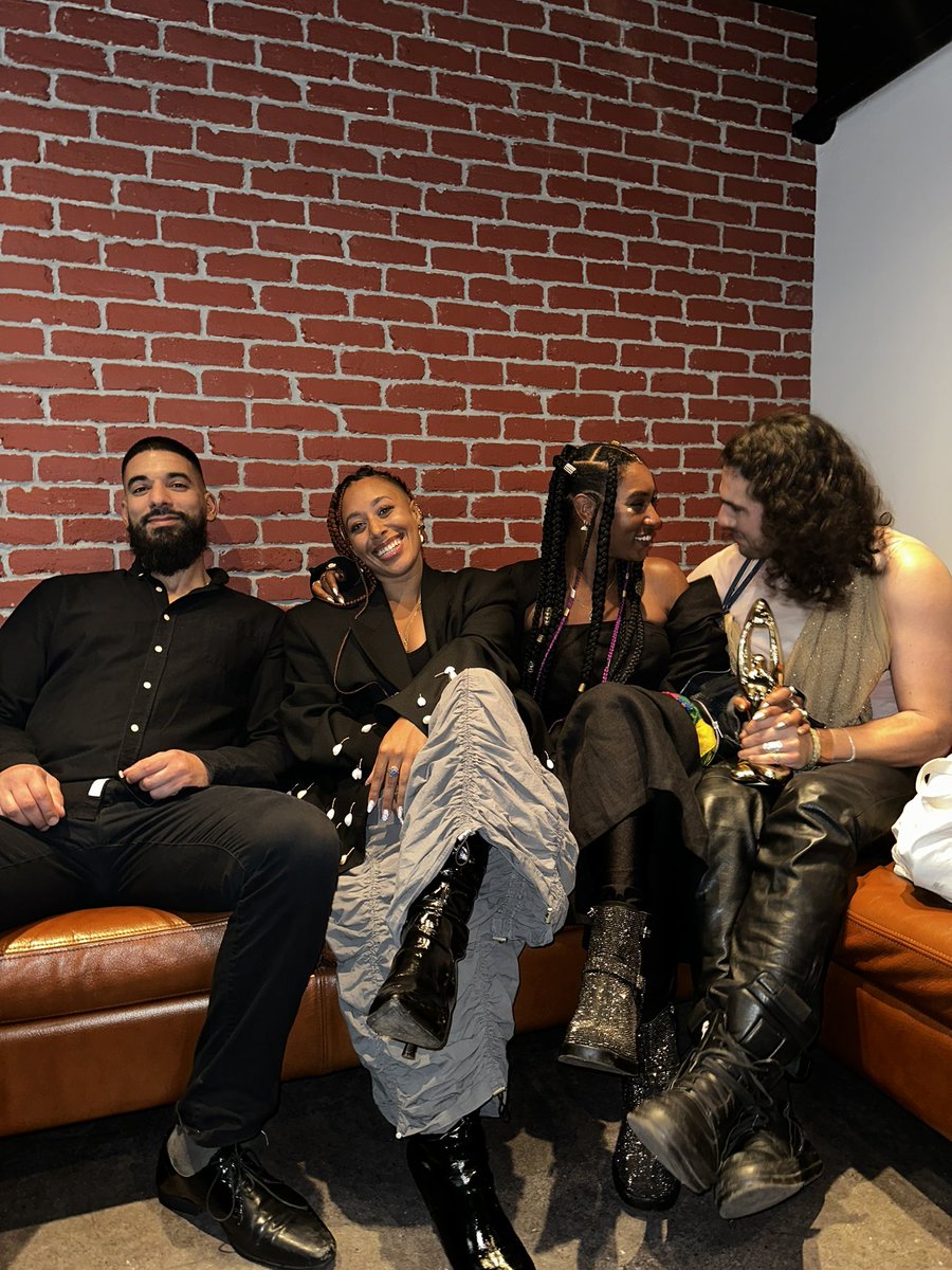 L’amour triomphe 🥹🙏🏾

Je n’arrive toujours pas à réaliser la soirée d’hier. "Our Roots Run Deep" remporte l’album jazz de l’année au Premier Gala de l’ <a href="/ADISQ_/">Adisq</a> .

<a href="/jdutchermusic/">Jeremy Dutcher</a> , Aïcha N’diaye , Hichem Khalfa, c’était un honneur de performer avec vous.