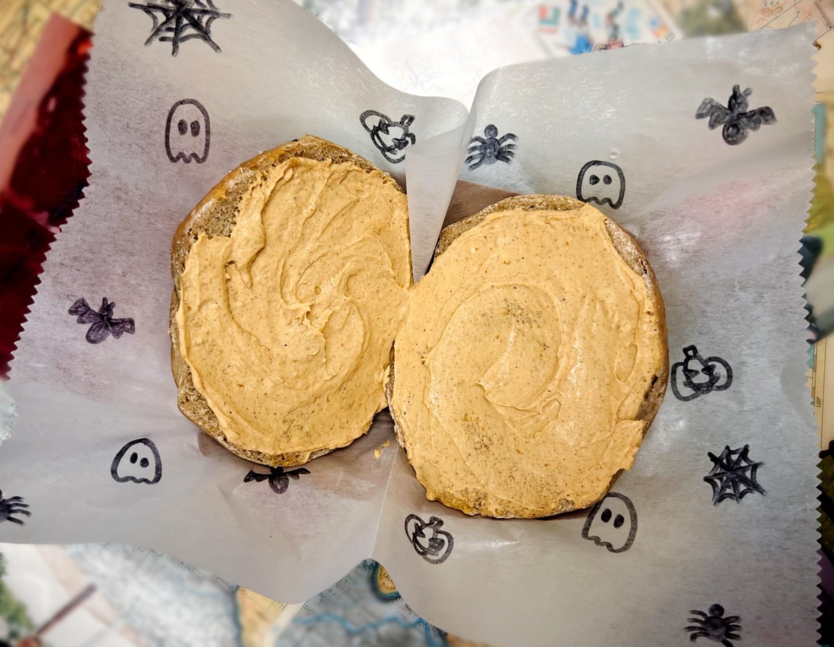 🎃 Trick or treat yourself to a spooky snack: a warm cinnamon sugar bagel topped with rich pumpkin schmear! 🥯

…

#bloomingtonbagelcompany #bagels #dailybagels #smallbusiness #food #bloomington #fall #pumpkin #pumpkinspice #halloween