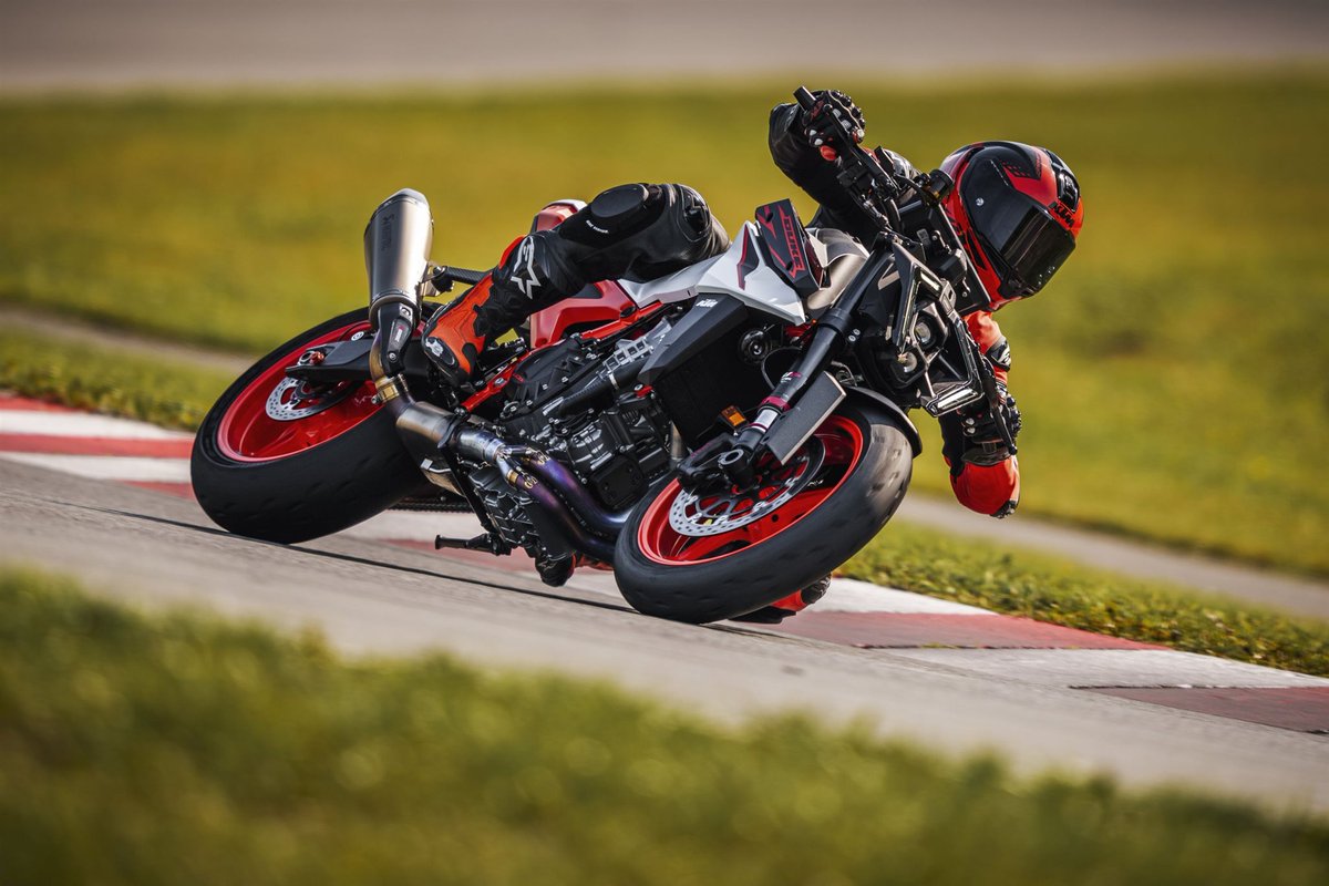 1000ps_motorrad's tweet photo. Unleash the power of the new KTM 990 Duke R 2025 with our exclusive presentation and prototype test on https://t.co/WDNRA17J8G! Find out what the "Punisher" can do at https://t.co/c83G62wyDE. #KTM #DukeR #motorcyclemedia https://t.co/ftTYQQiYRZ