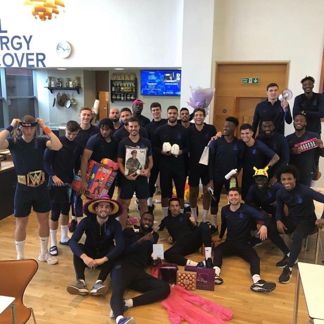 CFCUruguay's tweet image. 🔙 Siempre es un buen momento para recordar cuando N'Golo Kanté recibió por parte de sus compañeros, como regalo de Navidad un gorro de Pikachu 😂💙