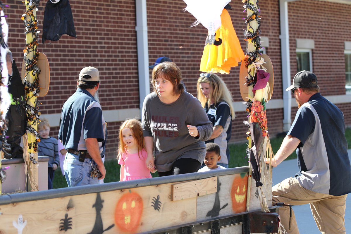pbschools's tweet image. Campus hayrides conducted by Maintenance Department: ec.poplarbluffschools.net/cms/One.aspx?p… #pbstrong @PoplarBluffECH