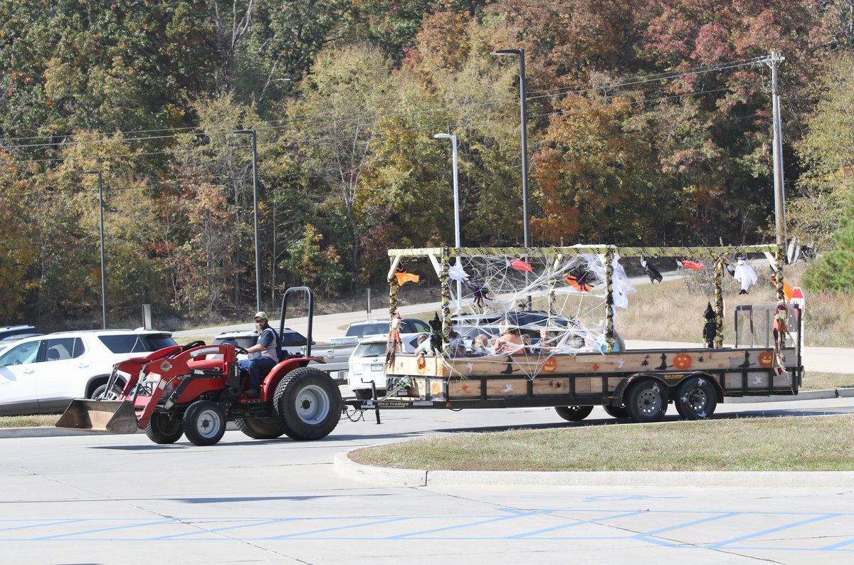 pbschools's tweet image. Campus hayrides conducted by Maintenance Department: ec.poplarbluffschools.net/cms/One.aspx?p… #pbstrong @PoplarBluffECH