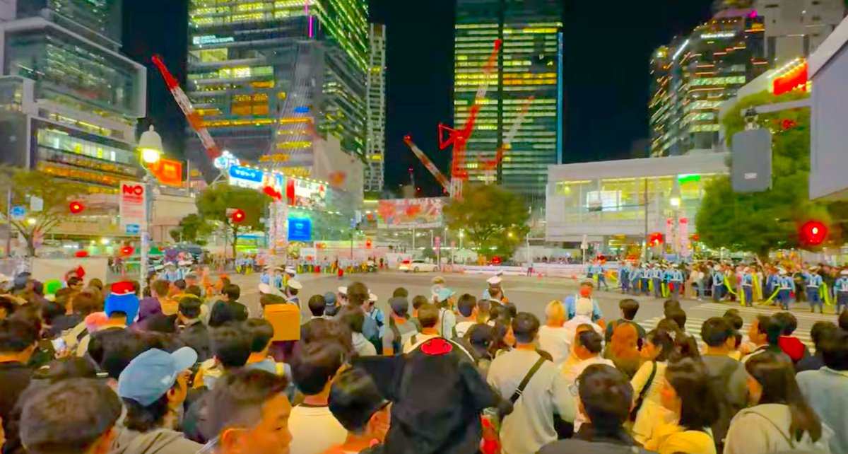 mayuahx's tweet photo. 11pm on October 31, 2024, the temperature in #Shibuya, #Tokyo, night is a cool 16 degrees. 🌖
Today is the #Halloween Night, so...
It's very crowded with people tonight
#HappyHalloween #TokyoNight #WalkInTokyo #DateInTokyo https://t.co/7lq7oRJfob
