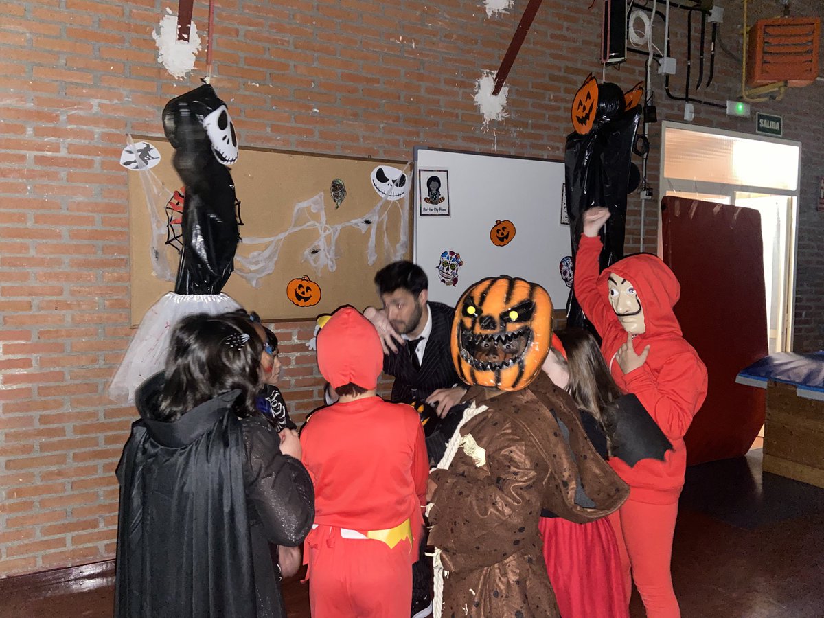 CEIPPrincFelipe's tweet photo. Hoy hemos celebrado la fiesta de Halloween en el colegio. Hemos tenido un “túnel del terror” para el alumnado de Primaria y muchas actividades para los más peques de Infantil. Lo han pasado fenomenal!!!👻👻👻 https://t.co/mNVxBiFJZz