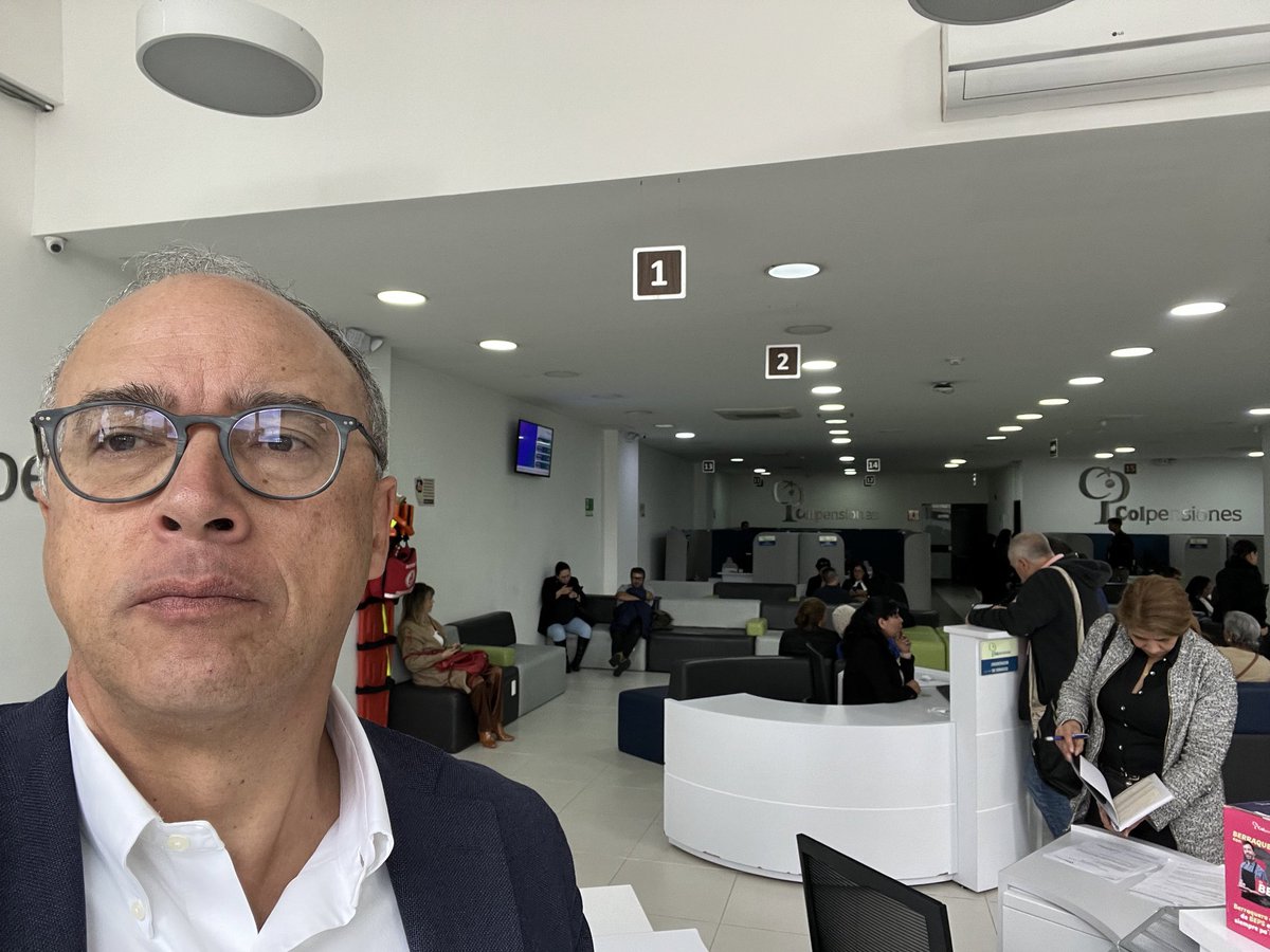 Luego de 40 años de cotización al régimen público de Colpensiones, acabo de radicar mi pensión. 

Felicito a COLPENSIONES por este trámite. 

La gente fue muy amable, el proceso rápido, un local muy agradable y espacioso. Todo el mundo se veía bien atendido.

Ahora a esperar