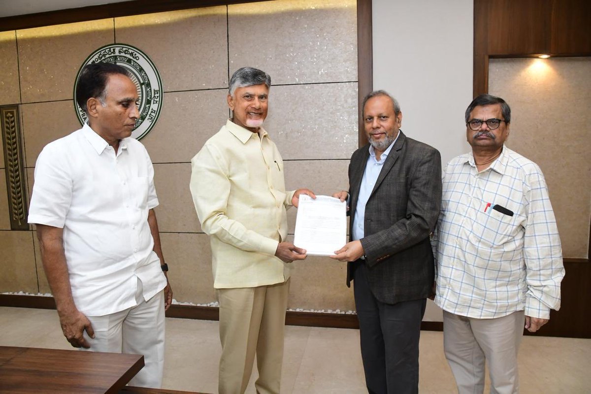 MahendraDevS's tweet image. Yesterday I met AP Chief Minister Sri Chandrababu Naidu and discussed various issues on economic development of AP in particular and India in general. Also discussed the activities of the research institute IDSAP( Institute for Development in Andhra Pradesh)