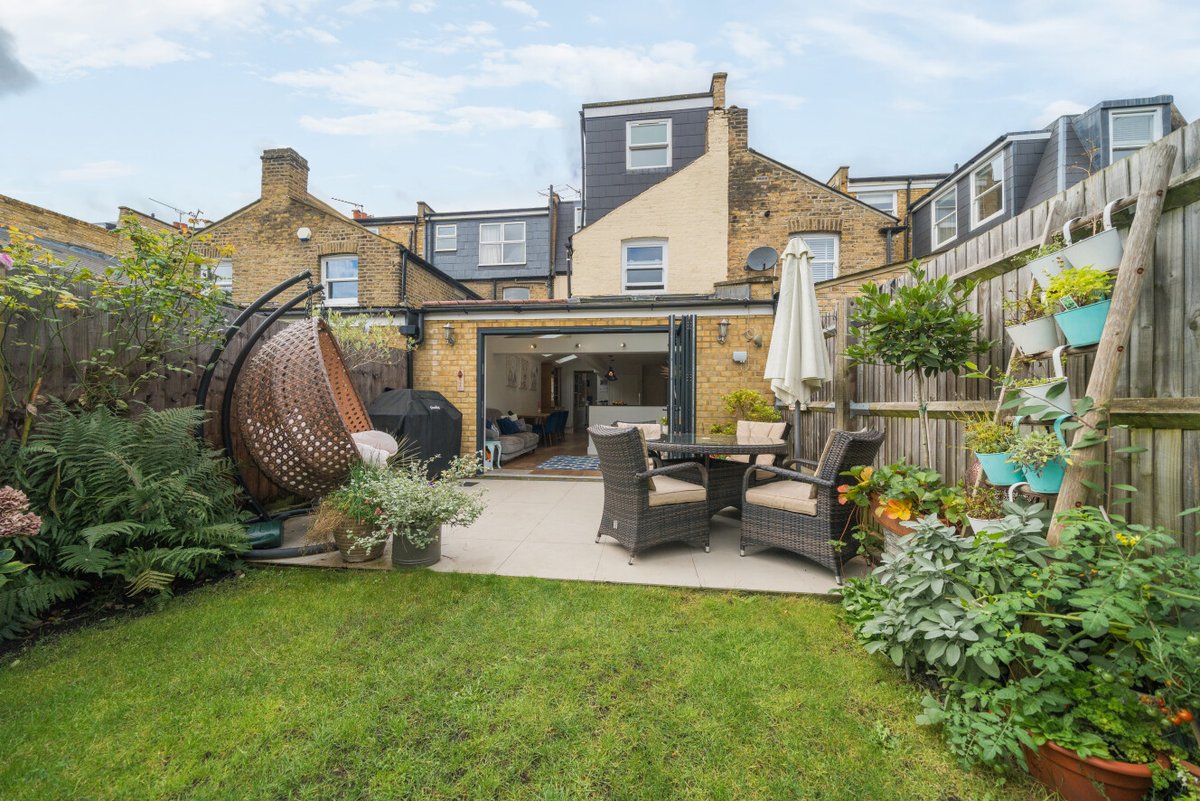 A beautiful family home on a highly sought after residential road 😍

📍Earlsfield, SW18
🏡5 bedrooms
🛀2 bathrooms
🏫Good local schools
🚉Close to the station
💷£1,450,000

See the full listing: bit.ly/4e84cHa

#kfhproperty #earlsfield #SW18 #rightmove #propertyforsale