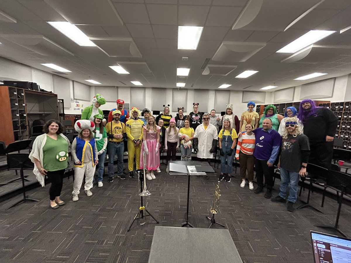 DonlinSTEM's tweet image. Happy Halloween from all of us here at Byron Middle School! 🎃