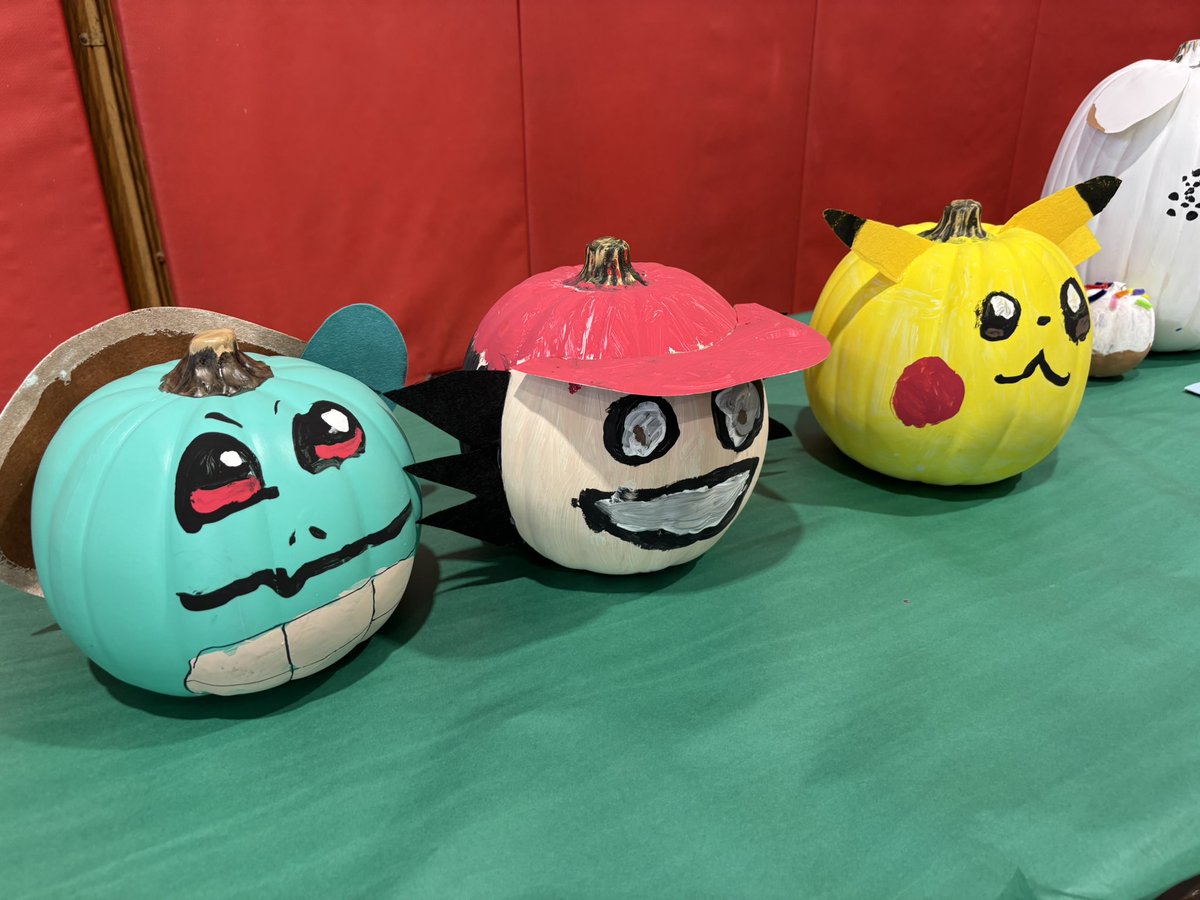 Mrs_Pickwick_'s tweet photo. @OsideSchool5 pumpkin patch fun! 6th graders were filled with mixed emotions for their last Halloween! 🎃 
Go team USA ❤️💙 https://t.co/7RKaGVRVYG