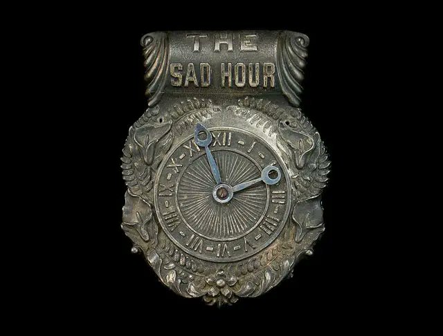 NinaAntonia13's tweet photo. The opposite of happy hour, the time of death would be recorded on this ornate 'Sad Hour' coffin plaque circa 1910. https://t.co/MYiJWZ5Xpi