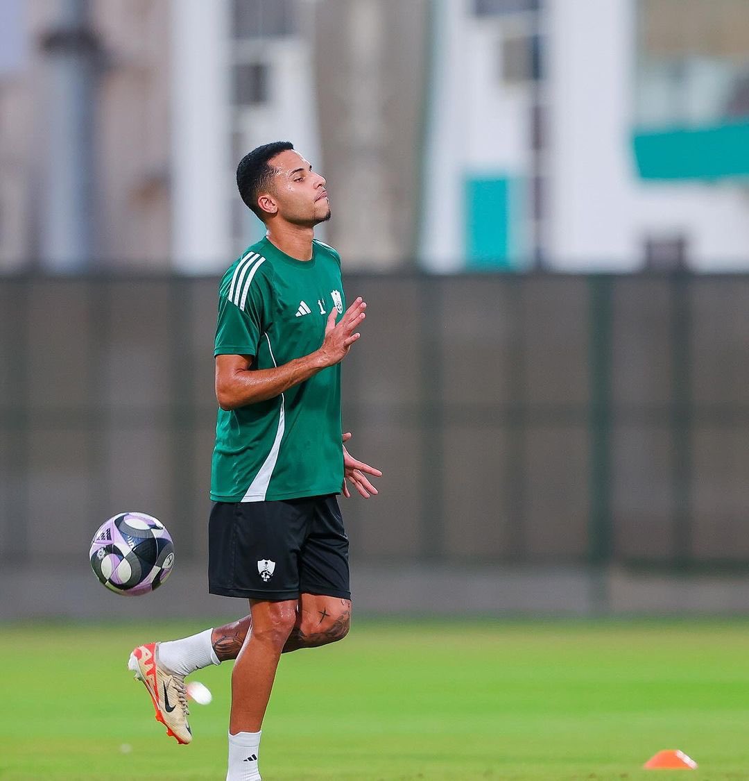 أليكساندر لاعب مميز وأداؤه قبل التعاقد كان ممتازاً، لكن كيف يتم التعاقد معه وهو مصاب قبل التوقيع؟ ..

من يتحمل مسؤولية التعاقد مع لاعب وهو مصاب !!؟؟ ..