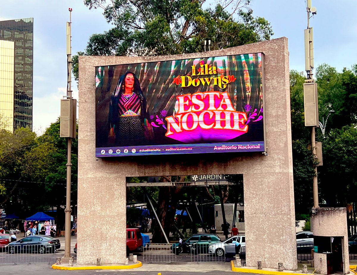 Mi gente ¡Llegó el día! Hoy habrá fiesta y mucha música en el <a href="/AuditorioMx/">Auditorio Nacional</a> ☝️ No olviden que pueden venir con algún atuendo/ maquillaje de #diademuertos