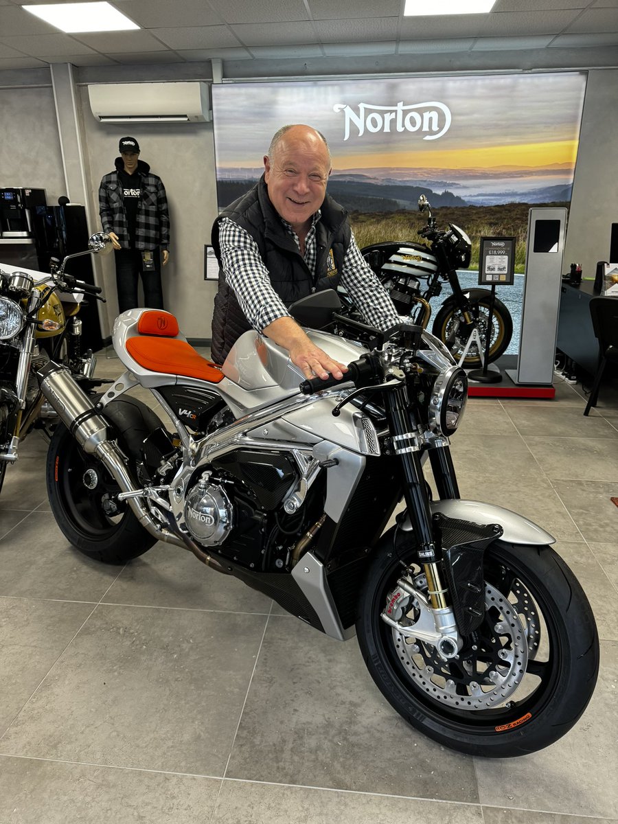 MAMGoodlet's tweet image. Delighted to present a cheque for £1000 to the @RosemaryNurses this afternoon on behalf of @winchesterRFC &amp;amp; @WinchesterSkoda in memory of my sister Lynne who they cared for during her terminal cancer. Congratulations Rob Sanderson on your charity cycle ride that raised the funds.