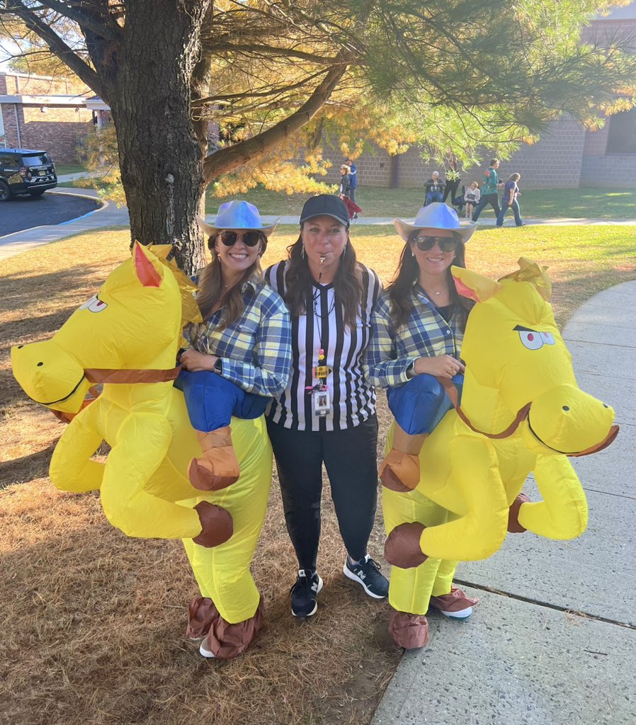 teachmathkindly's tweet image. There were NO FLAGS THROWN in the making of this picture! @cnschools @drreynolds
#weplaybytherules 
#teamC&amp;amp;I 
#happyhalloween
#coltsneckspirit 
#wildhorses 
#coltsneckcolts