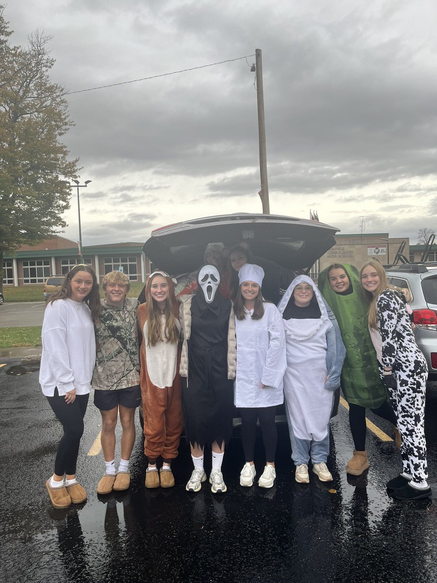 themanemessage's tweet photo. RCHS front parking lot.  Ready to GO! 🎃🎃🎃 https://t.co/NwbGtiOzbc