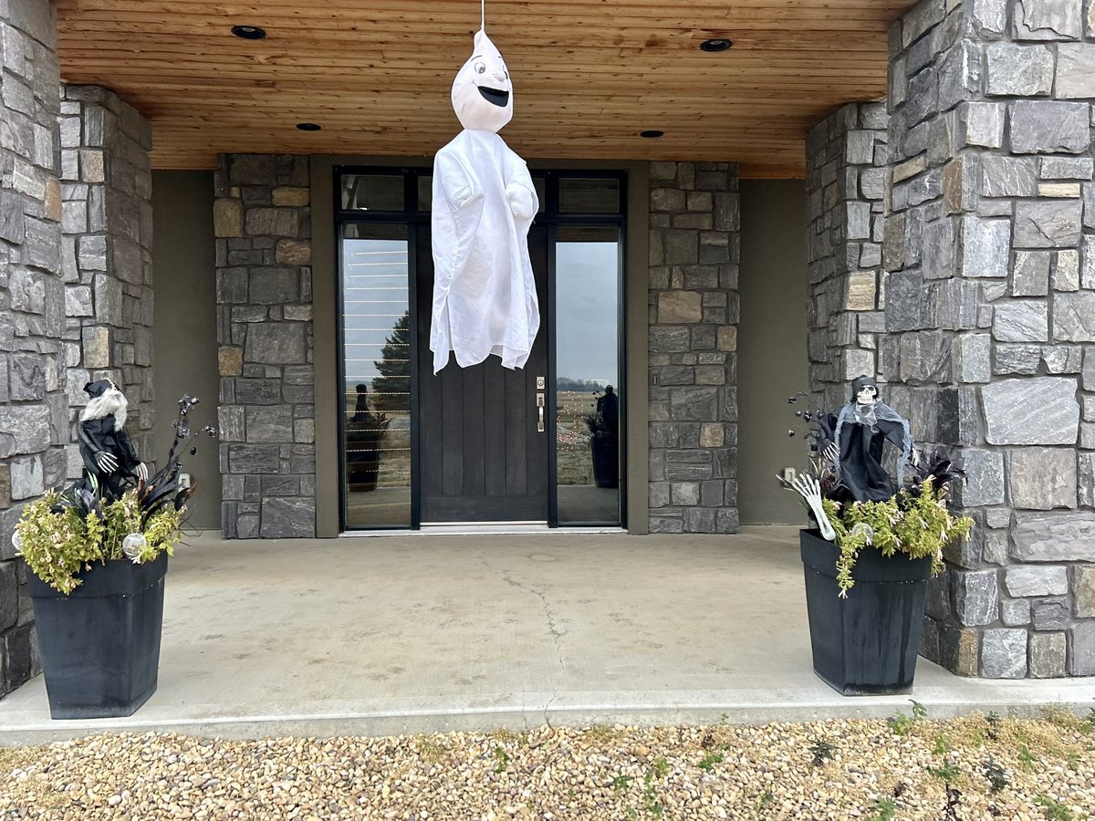 farmerbob21's tweet photo. Exactly! All ages welcome here! I’m undecided between an Angel or the devil 😇😈
#countrygirl #halloween #somuchcandy #littleofboth https://t.co/QDhBdH9tLA