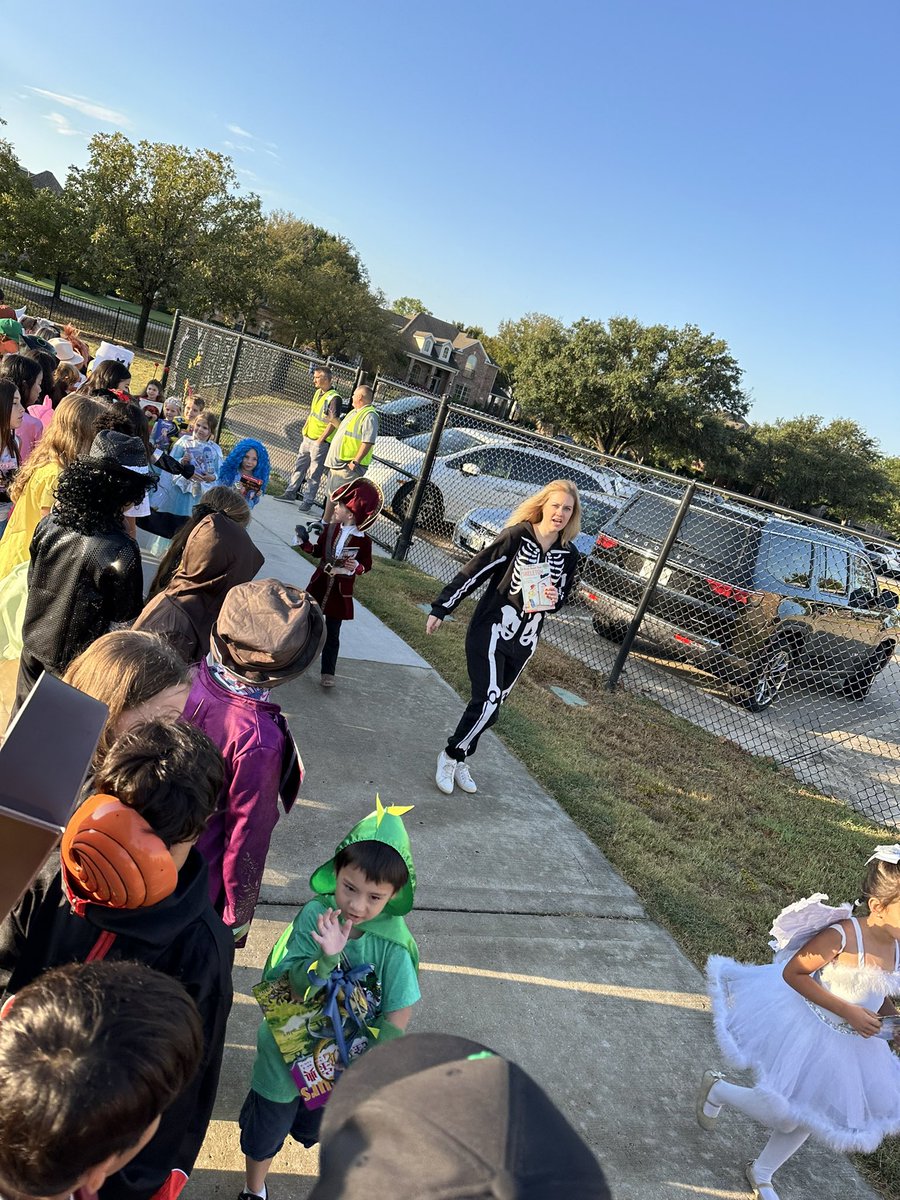 Marching through stories and celebrating our favorite books at the book parade! Nothing better than bringing characters to life and sharing the love for reading! 📚 🎃