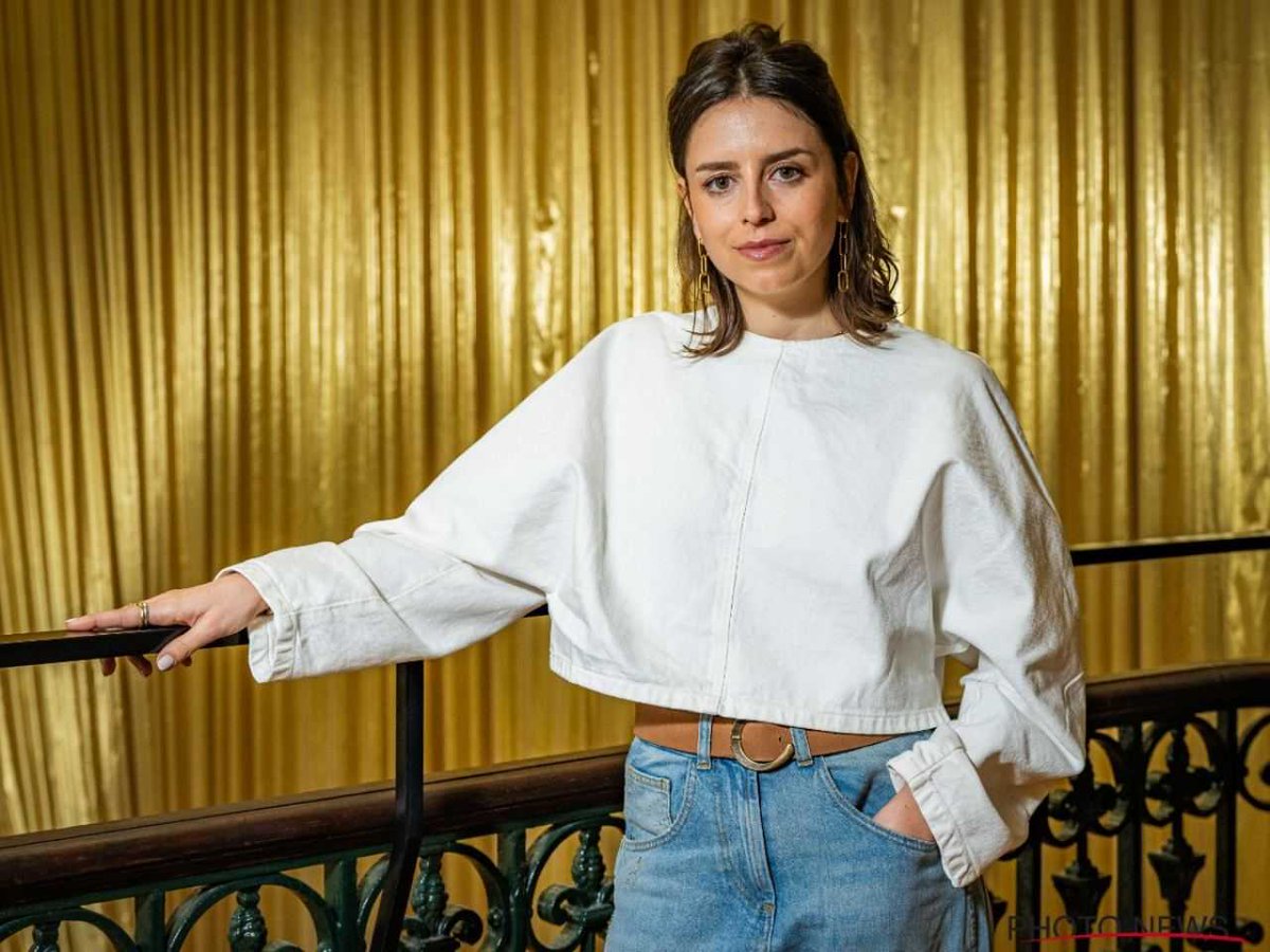 ‘Thuis’ - actrice Lynn Van den Broeck filmt zichzelf terwijl ze aan het douchen is: Lynn Van den Broeck speelt in ‘Thuis’ de rol van Viv. Ze deelde een filmpje dat bij haar fans wel in de smaak valt. Lynn filmde zichzelf terwijl ze aan het douchen is. dlvr.it/TFx8By