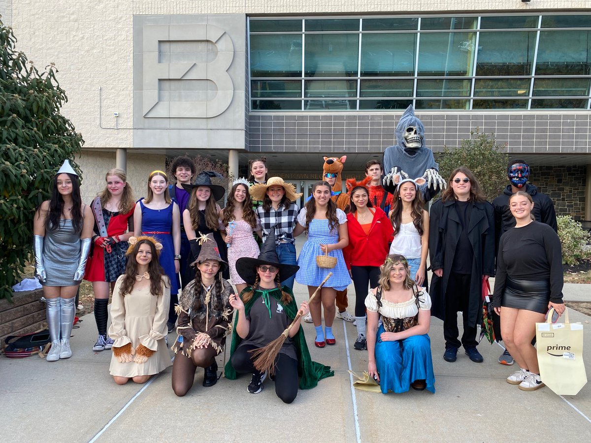 Bordentown thespians are on their way to collect canned food for the trick-or-treat so kids can eat food drive tonight!
@EdTFoundation <a href="/BRHSScotties/">BRHS</a>  @thespians1