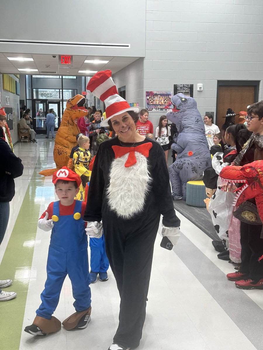 TaraEstep's tweet photo. Taylor Swift, The Cat in the Hat, Harry Potter and other celebs were in our schools today! #happyhalloween #dressup #schoolshouldbefun 🎃❤️👻 https://t.co/0wUnBU6s8P
