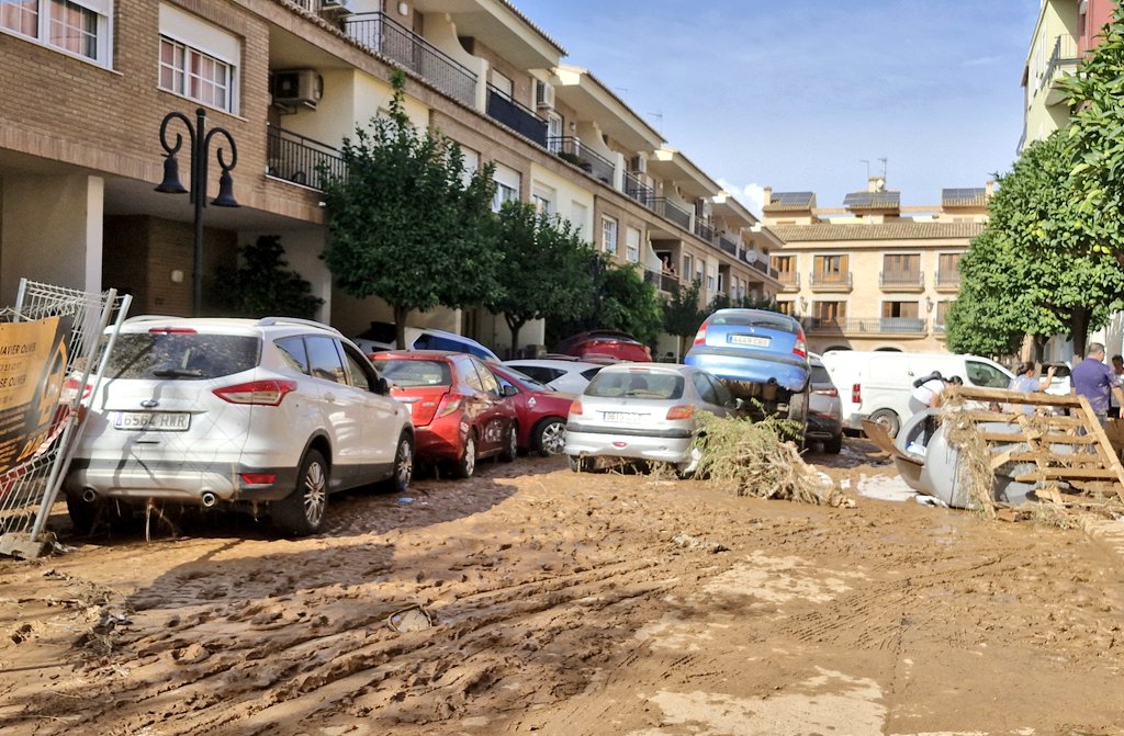 🆘️ #Aldaia NECESITA 👇
● Maquinaria para la retirada de vehículos (grúa, fenwick, elevador, retroexcavadora
●Material de limpieza 
●Voluntarios (Si vienen de fuera, NO entren con los vehículos al centro
📌Punto de coordinación <a href="/Ajuntaldaia/">Ajuntament d'Aldaia</a>