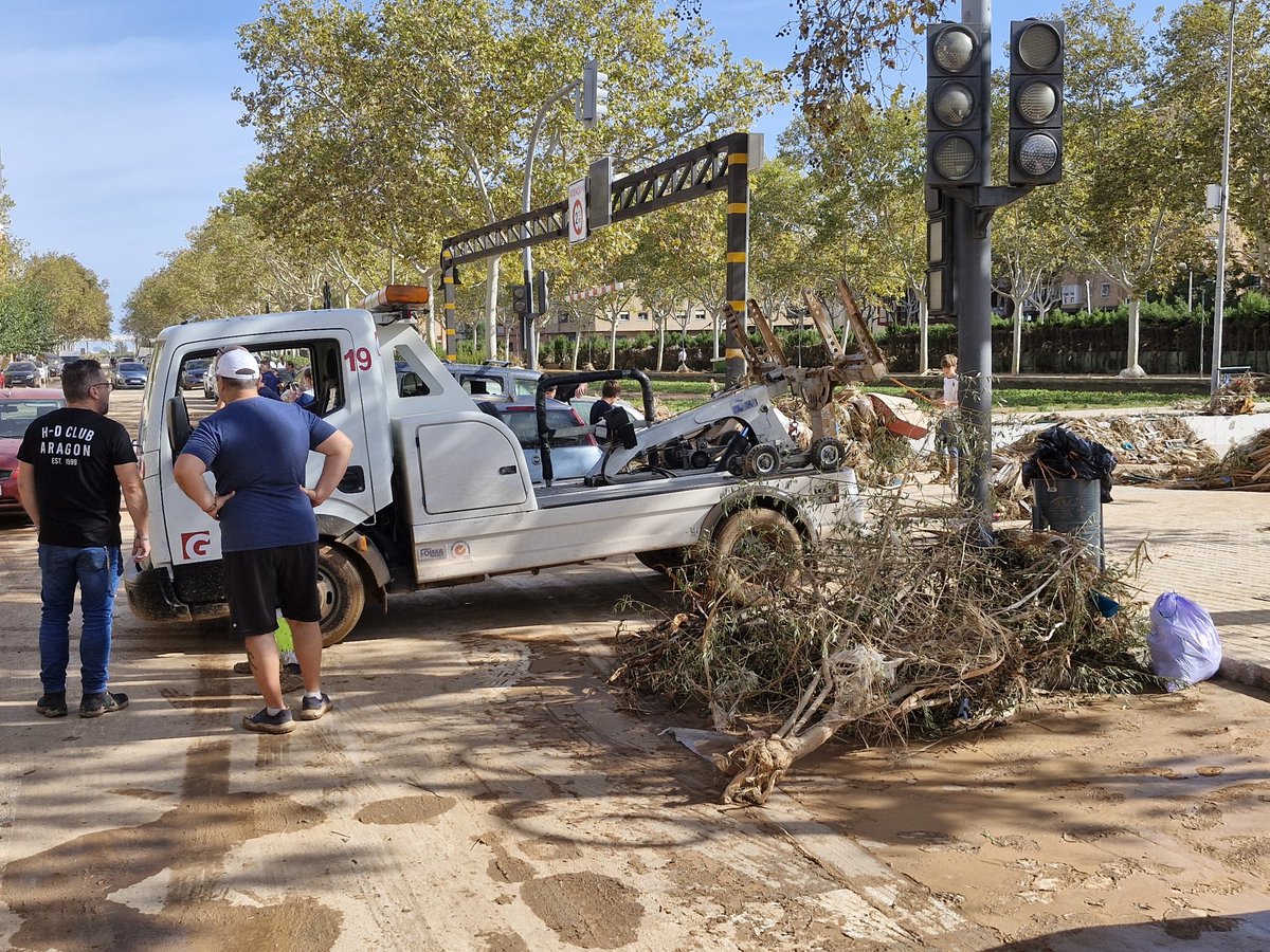 ● Las personas necesitadas de alimentos, agua o ropa, soliciten ayuda en <a href="/Ajuntaldaia/">Ajuntament d'Aldaia</a> y 📱 96 150 15 00
● Se ruega que los enseres retirados de los inmuebles afectados, sean depositados a los lados de las calles para no obstaculizar el acceso de grúas y Emergencias 

Ànim! ❤️