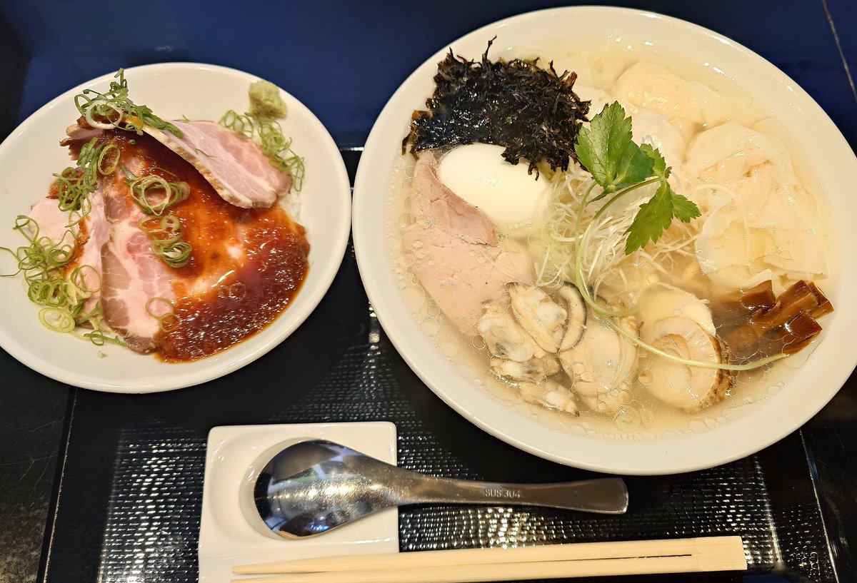 isofurabon6969's tweet image. Fishmenさんで貝と魚のあら炊き中華そば(プレミアム)とローストポーク丼をいただきました🍜
プレミアムの名に恥じず浅利、牡蠣、帆立と貝三昧で各旨味が凝縮されレンゲが止まらない逸品😋
ローストポーク丼も美味しく朝からこのクオリティの物を食べられて幸せです👍️
#Fishmen 
#北本市