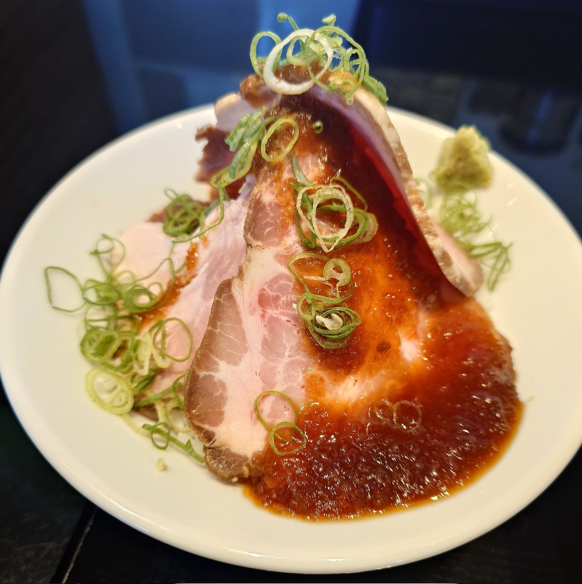 isofurabon6969's tweet image. Fishmenさんで貝と魚のあら炊き中華そば(プレミアム)とローストポーク丼をいただきました🍜
プレミアムの名に恥じず浅利、牡蠣、帆立と貝三昧で各旨味が凝縮されレンゲが止まらない逸品😋
ローストポーク丼も美味しく朝からこのクオリティの物を食べられて幸せです👍️
#Fishmen 
#北本市