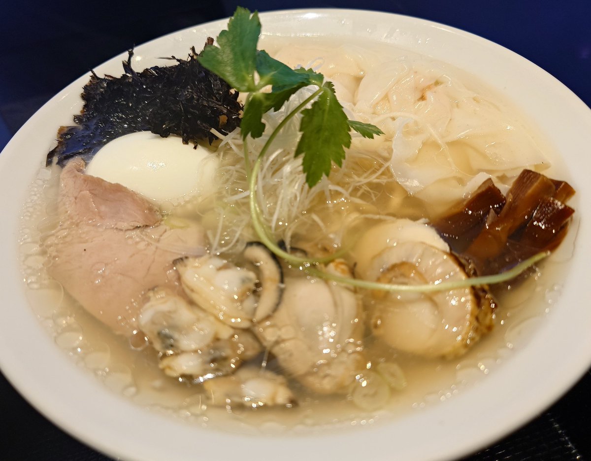 isofurabon6969's tweet image. Fishmenさんで貝と魚のあら炊き中華そば(プレミアム)とローストポーク丼をいただきました🍜
プレミアムの名に恥じず浅利、牡蠣、帆立と貝三昧で各旨味が凝縮されレンゲが止まらない逸品😋
ローストポーク丼も美味しく朝からこのクオリティの物を食べられて幸せです👍️
#Fishmen 
#北本市